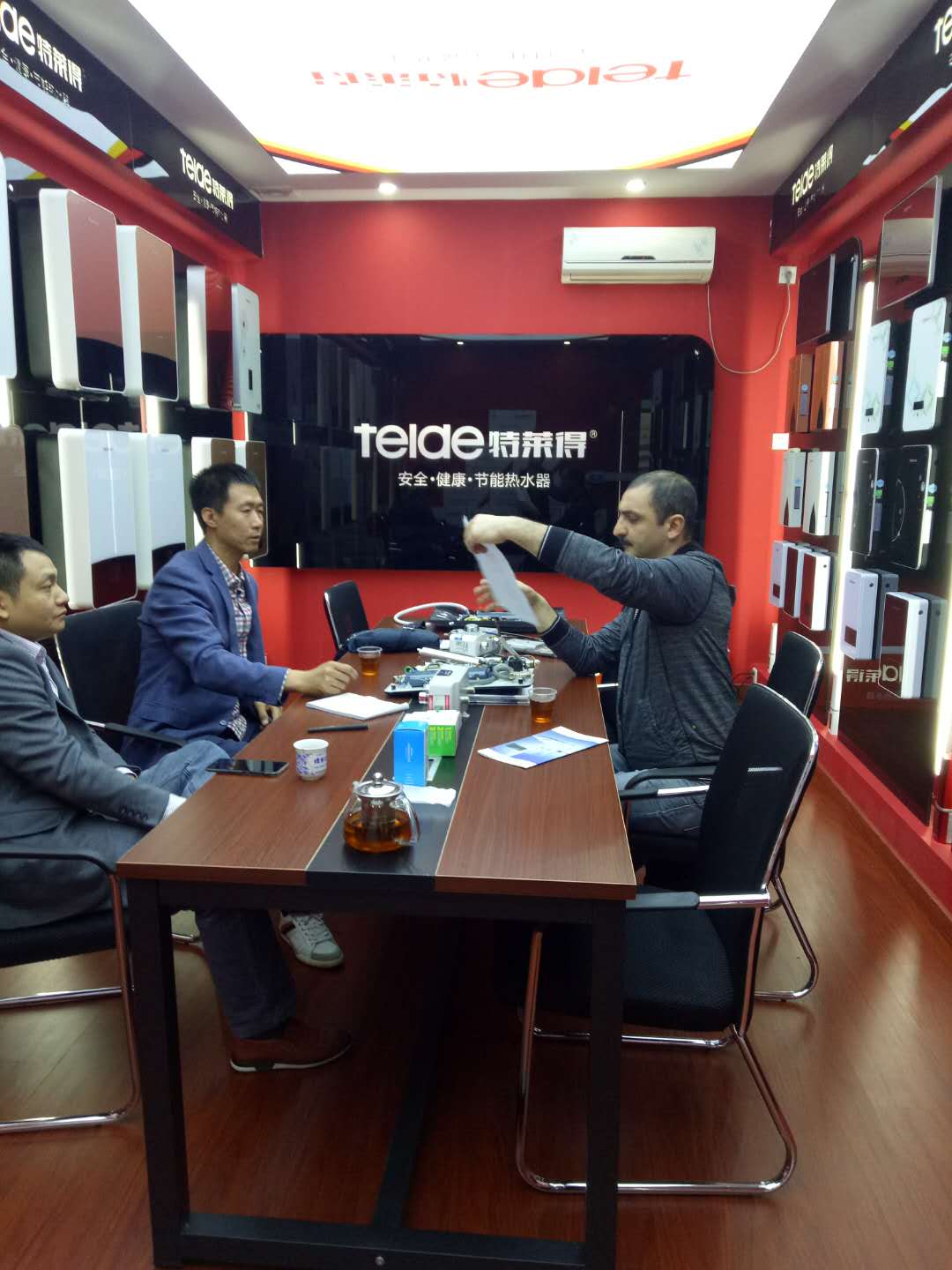 烈歡迎俄羅斯客戶蒞臨我司，恭賀成功簽約！